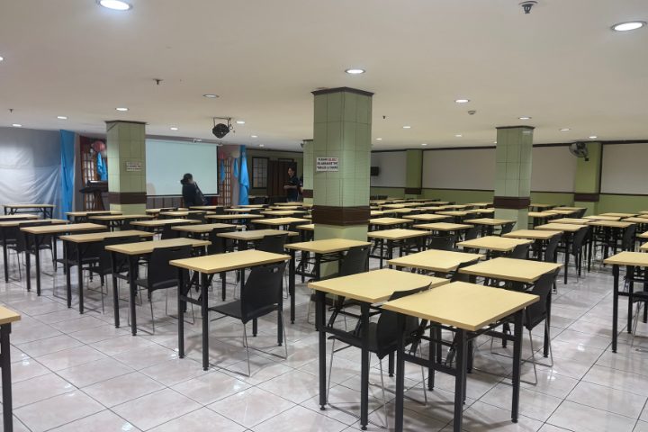 セブ島CPILSのTOEIC試験会場で、受験者が着席した教室内の様子